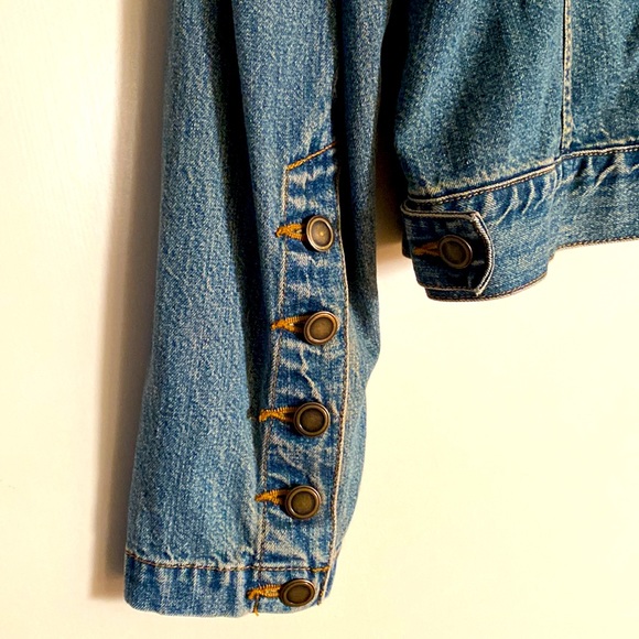 Women’s Quality denim jacket.  Lightweight and stretchy. - Picture 5 of 6